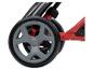 Gros plan sur les roues d'une poussette rouge.