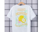 T-shirt blanc avec l'inscription 'Fresh Lemonade' et un motif de citron.