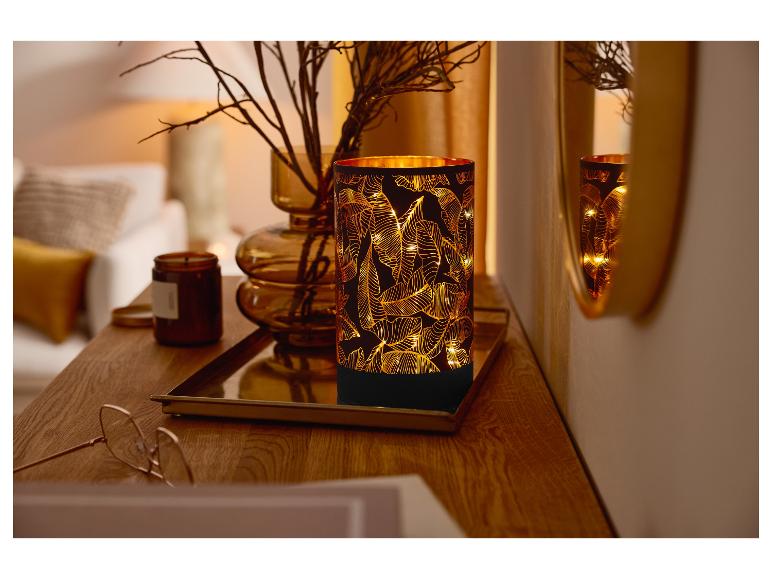 Lanterne LED LIVARNO home avec motif de feuilles sur une table en bois.