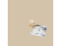 Un tapis blanc et gris avec une chaise en bois sur fond beige.