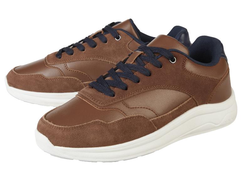 Une paire de baskets brunes en cuir et daim.