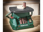 Une ponceuse Parkside verte avec des bandes abrasives et un système d'aspiration.