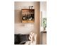 Étagère murale en bois et métal pour vins avec bouteilles, verres et plantes décoratives.