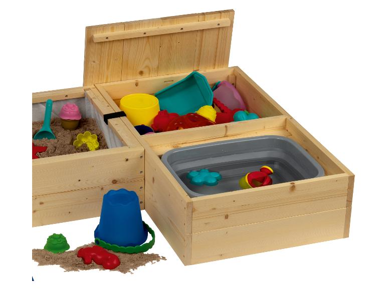Bac à sable en bois avec des jouets et un seau à eau.