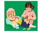 Petite fille jouant avec un stand de bonbons et des bonbons en bois.