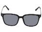 Lunettes de soleil avec monture noire et verres gris.