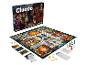 Le jeu de société Cluedo avec un plateau de jeu, des pions, des cartes et des armes.