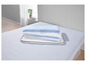 Un drap-housse bleu et des oreillers sur un lit.