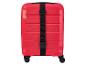 Valise rouge à roulettes avec sangle.