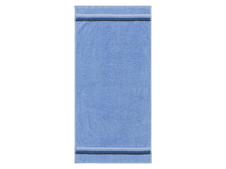 Une serviette bleu clair avec une bordure décorative.