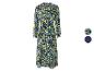 Une longue robe bleue avec un motif vert et jaune.