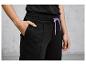 Pantalon noir avec cordon et poches.