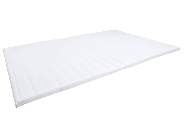 Surmatelas blanc matelassé avec coutures horizontales.