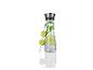 Une carafe en verre avec de l'eau, de la glace, du citron vert et de la menthe.