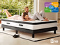 Un couple est sur un matelas Hüsler Nest avec mousse gel.