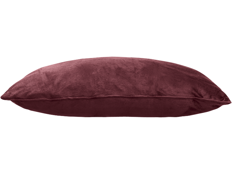 Coussin décoratif en velours bordeaux, vue latérale.