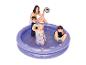Famille jouant avec des jouets aquatiques dans une piscine gonflable violette.