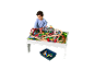 Enfant jouant avec un train en bois sur une table de jeu, avec une boîte de rangement en dessous.