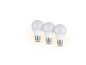 Trois ampoules LED rondes sur un fond blanc.