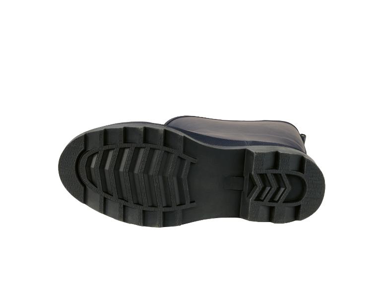 Semelle d'une botte en caoutchouc bleu marine, montrant le motif de la bande de roulement