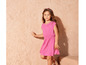 Une fille portant une robe rose et des sandales.