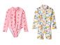 Deux maillots de bain à manches longues pour enfants : un rose à cerises et un blanc à dinosaures.