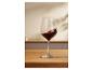 Verre de vin rouge sur une table en bois.