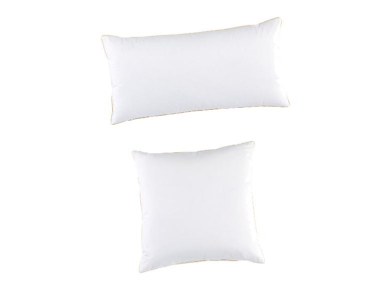 Deux oreillers blancs, un rectangulaire et un carré, avec des bords dorés.
