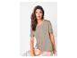 T-shirt taupe et pantalon imprimé floral pour femme.