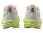 Chaussures de sport Crivit blanches avec une semelle jaune.