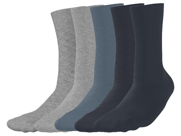 Cinq paires de chaussettes pour hommes dans des tons gris et bleus, certaines à motifs.