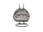 Fauteuil suspendu en osier gris avec coussins gris clair sur un support métallique noir.