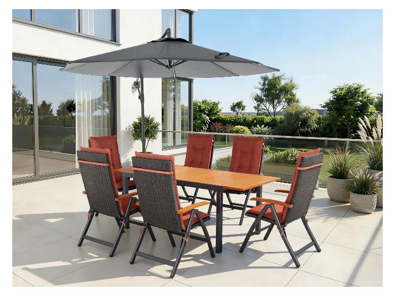 Ensemble de salle à manger de patio avec six chaises, une table en bois et un grand parasol gris sur une terrasse moderne.