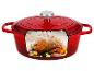 Cocotte en fonte rouge avec un poulet rôti et des légumes à l'intérieur.
