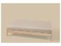 Drap-housse beige clair sur un cadre de lit en bois