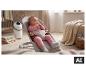 Bébé dans un transat dans la chambre d'enfant à côté de la poubelle à couches LUPILU®. [image générée par l'IA]