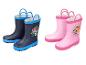 Deux paires de bottes de pluie pour enfants, une bleue avec des dinosaures et une rose avec des dinosaures.
