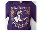Un sweat à capuche violet avec un imprimé de la Reine Méchante et le texte 'Pick your poison'.