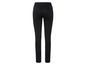 Un jean skinny noir pour femme.
