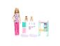 Poupée Barbie et coffret de jeu avec deux bébés et accessoires.