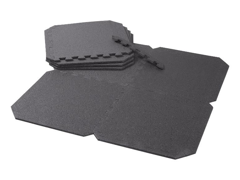 Tapis de sol en mousse gris foncé, empilés et étalés.