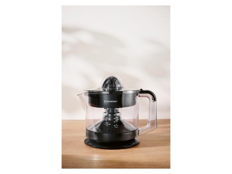 Presse-agrumes SilverCrest sur un comptoir en bois.