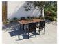 Ensemble de table et chaises en rotin pour jardin.
