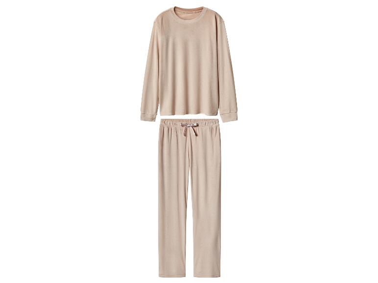Pyjama beige deux pièces avec un haut à manches longues et un pantalon long.