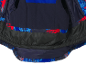 Intérieur d'une veste à motifs bleus et rouges avec doublure noire et taille élastiquée.