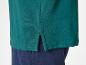 Polo vert et pantalon bleu marine.