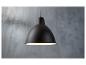 Un luminaire suspendu noir avec un abat-jour rond sur un fond gris.