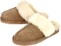 Une paire de chaussons marron avec une doublure en fausse fourrure crème.