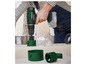 Une personne utilise un tournevis Parkside pour percer des trous avec un foret creux.