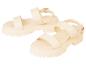 Sandales plates beige à deux brides et semelle épaisse.